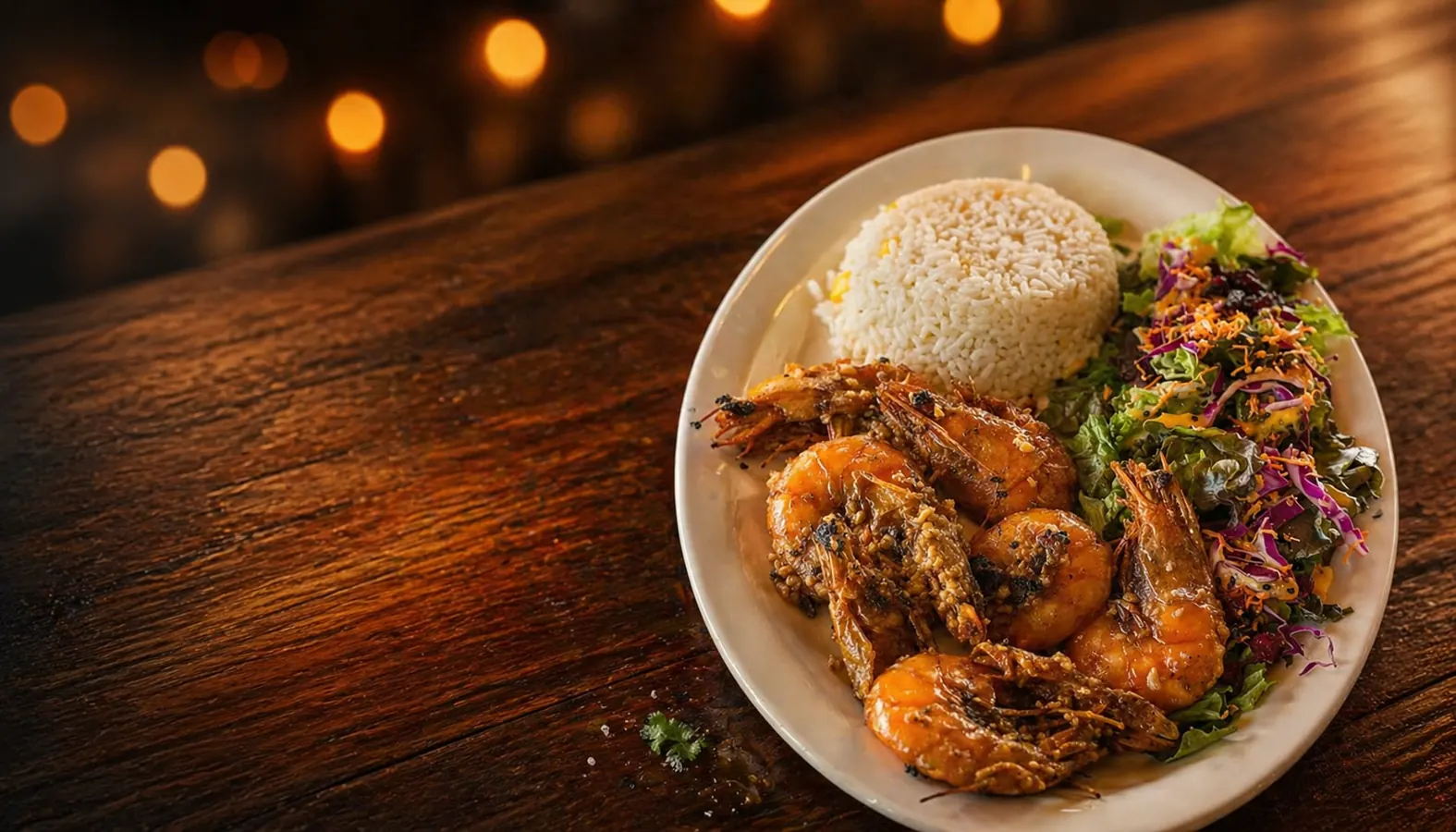 Camarones al mojo de ajo con arroz y ensalada en Mariscos Muelle 27, Querétaro