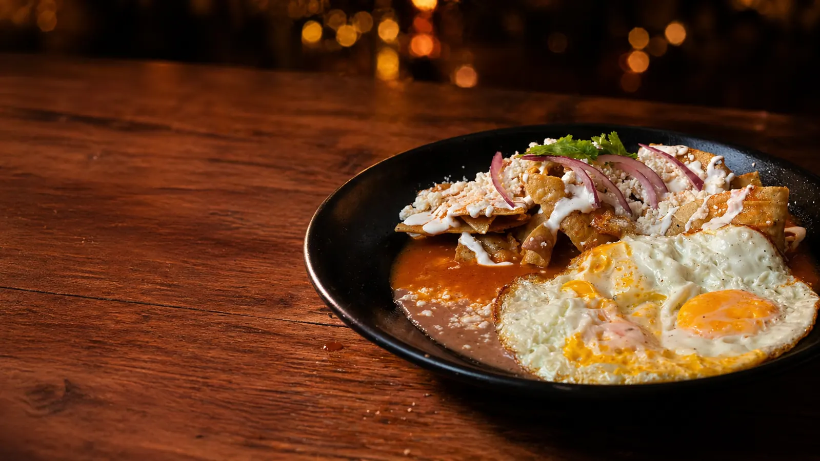 Chilaquiles rojos con huevo en el desayuno de Mariscos Muelle 27, Jardines del Cimatario