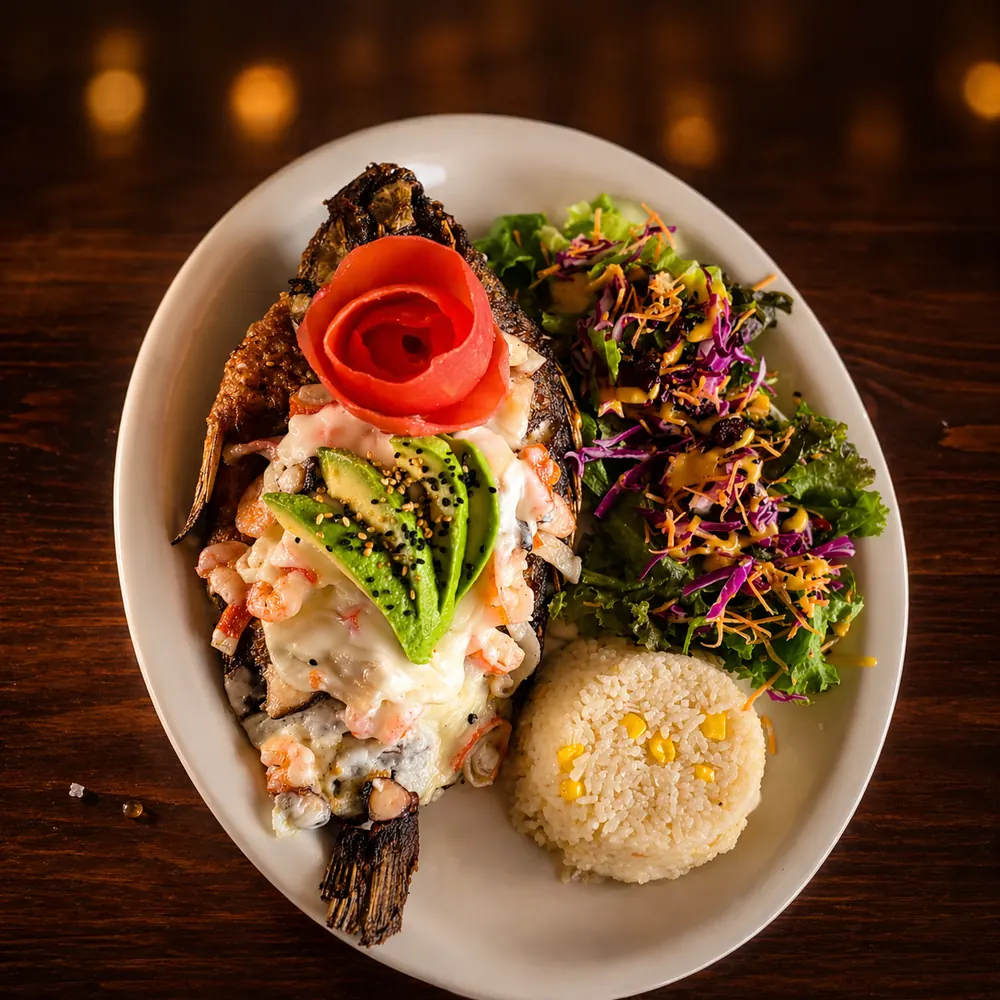 Mojarra especial Muelle gratinada con mariscos en Mariscos Muelle 27, Querétaro