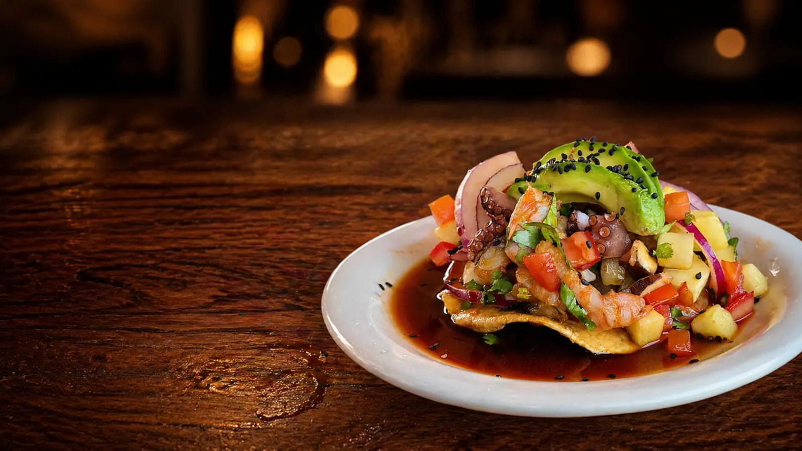 Tostada de ceviche con receta de la costa de Michoacán en Mariscos Muelle 27, Querétaro